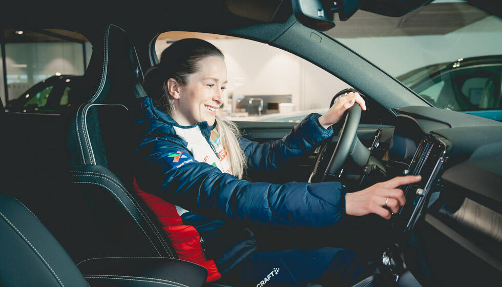 ELSKER FART: Sprintmesteren Anna Svendsen er glad i fart, og merker fort de over 400 hestekreftene som ligger under panseret hos Volvo XC40. Foto: Trond Tomassen, iNord