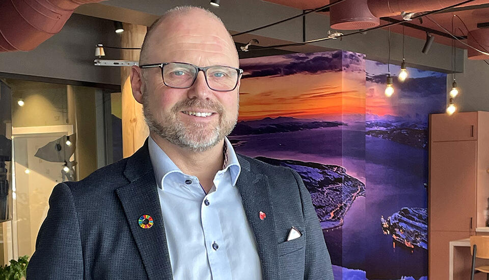 MYE Å SPARE: Frank Sundermeier hos Polarkraft viser at det mye å spare ned elbil