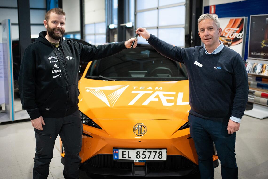 Deltaker Kim Ole Gudøy får overlevert Team Tæl-bilen av Bil i Nords Viggo Henningsen.