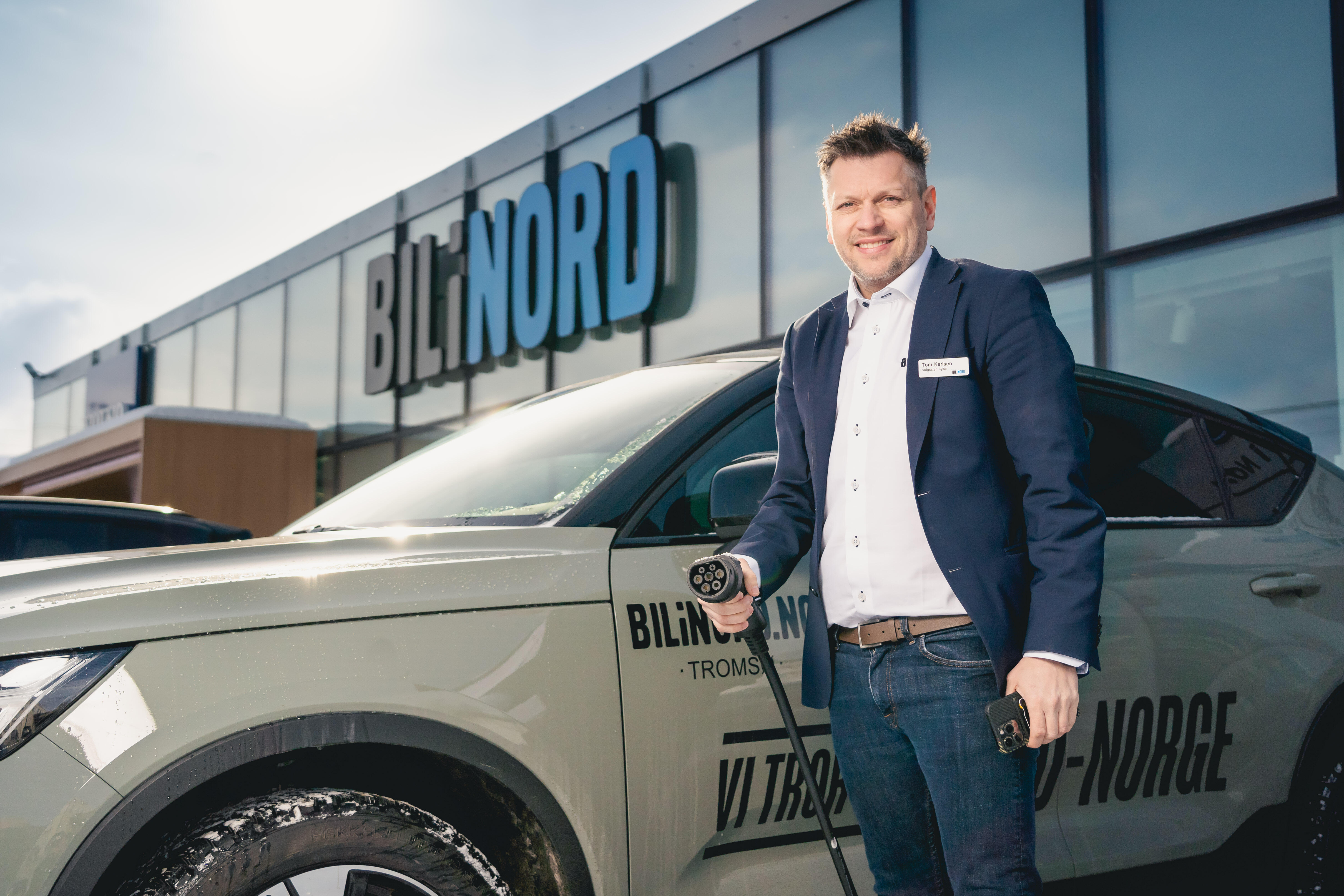 FLERE ØNSKER EL: Tom Karlsen, salgssjef for nye biler hos Bil i Nord , opplever at stadig flere kunder vil ha elbil. FOTO: TROND TOMASSEN, INORD