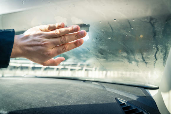 FJERN IS OG DUGG: Loven krever god sikt gjennom alle vinduer som brukes til utsyn i bilen din. Det betyr at rutene må være frie for snø og is, og ikke minst dugg på innsiden før du starter kjøreturen. FOTO: TROND TOMASSEN, INORD