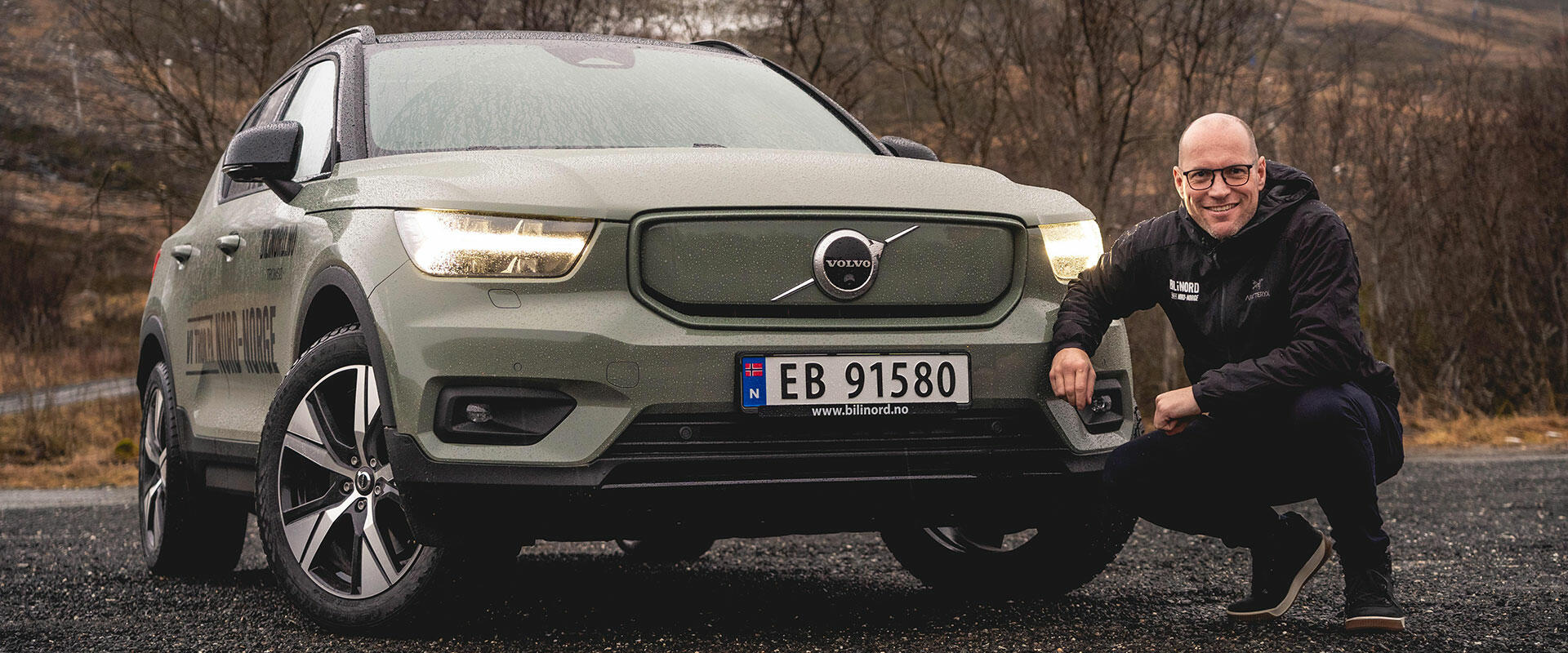 Jon Christoffersen hos Bil i Nord viser fram elbilen Volvo XC40 Recharge
