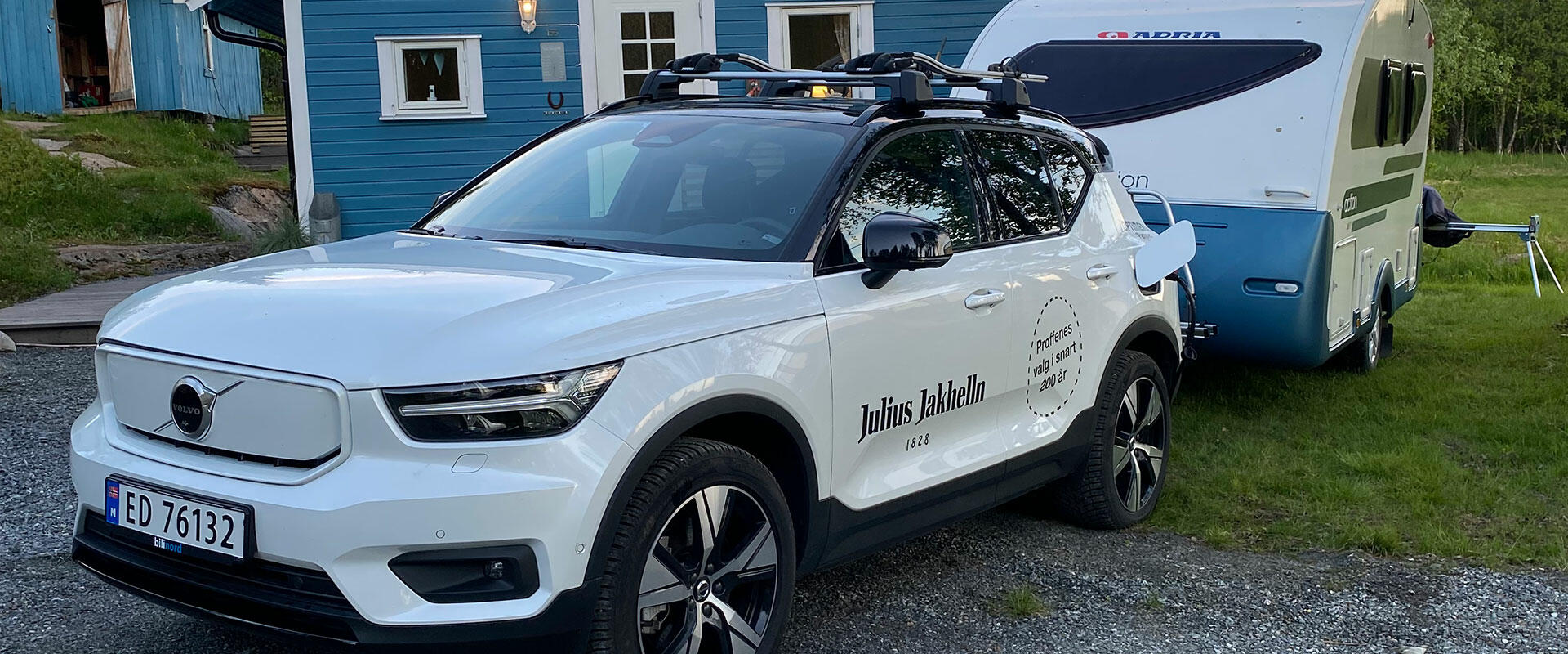Når Tom Jønsberg og familien drar på ferie setter de campingvogna bak på sin nye elbil Volvo XC40