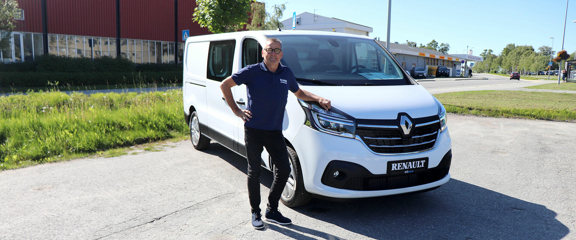 Bilselger Øystein Mohus hos Bil i Nord Bodø selger stadig flere elektriske varebiler.