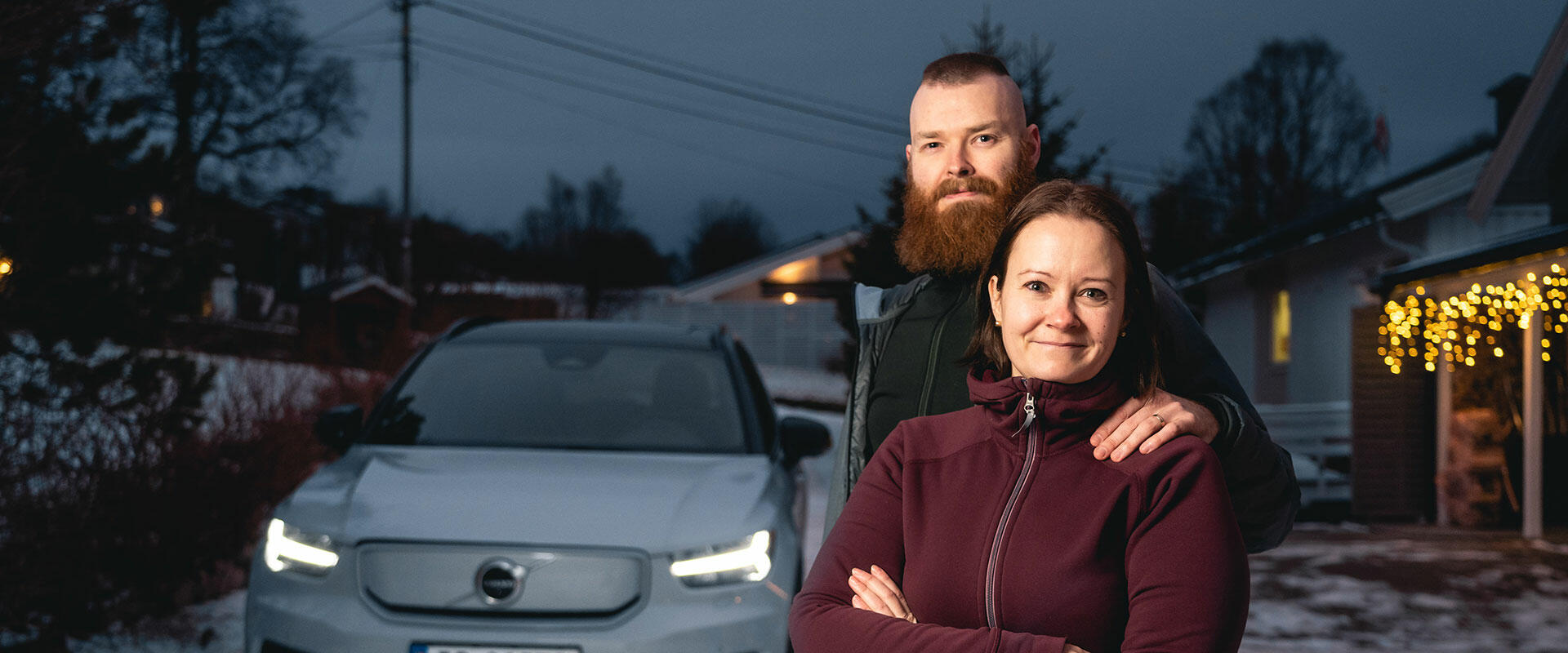 Tina og John foreteller om sin ny bil, en Volvo XC40 Pure Electric