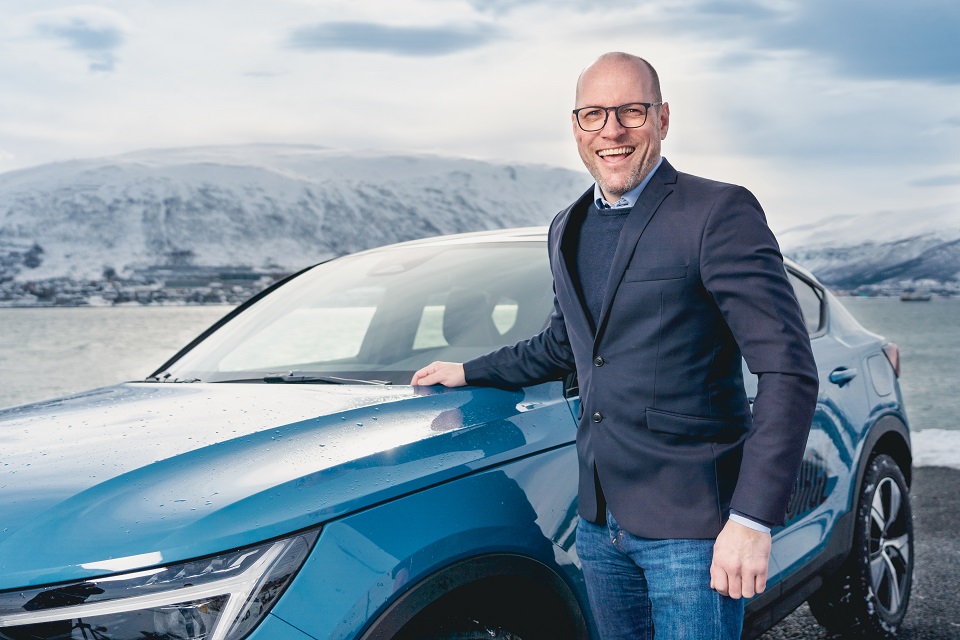 NYTT ALTERNATIV: Du kjenner til leasing eller kjøp av bil. Nå finnes et tredje alternativ - å abonnere på en Volvo, forteller selger Jon Christoffersen hos Bil i Nord. FOTO: TROND TOMASSEN, INORD