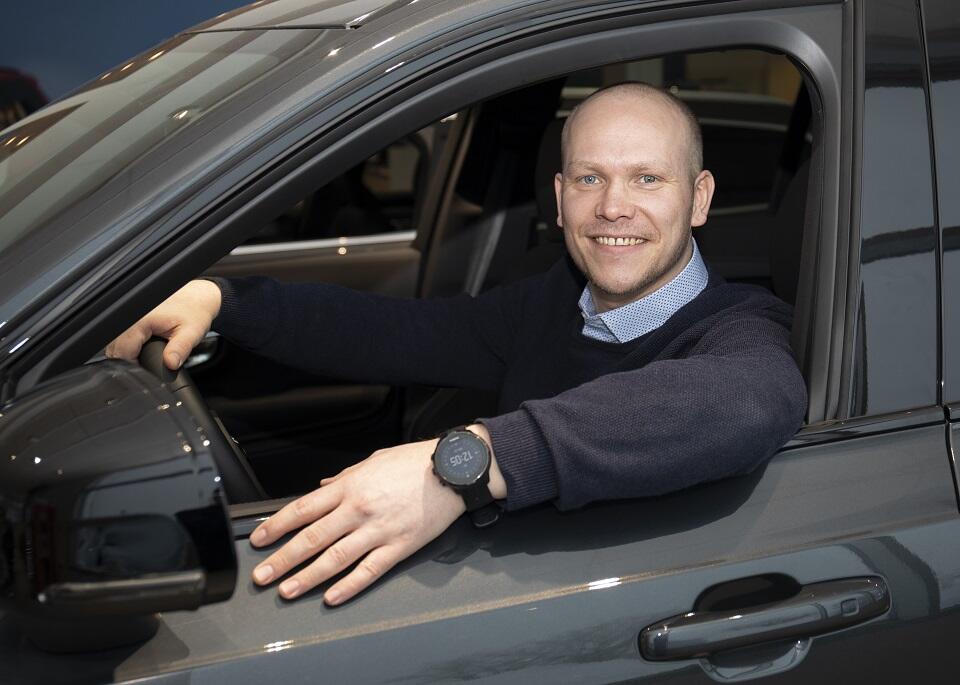 GLEDER SEG: Ruben Holmen gleder seg til å gjøre bilinteressen til jobb når han tiltrer som leder for Bil i Nord Finnsnes 1. mai i år!