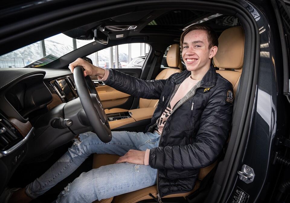 SIKKER BIL: Erik Hansen bak rattet i en Volvo. Den svenske bilprodusenten ønsker å være en foregangsbedrift innen for sikkerhet.